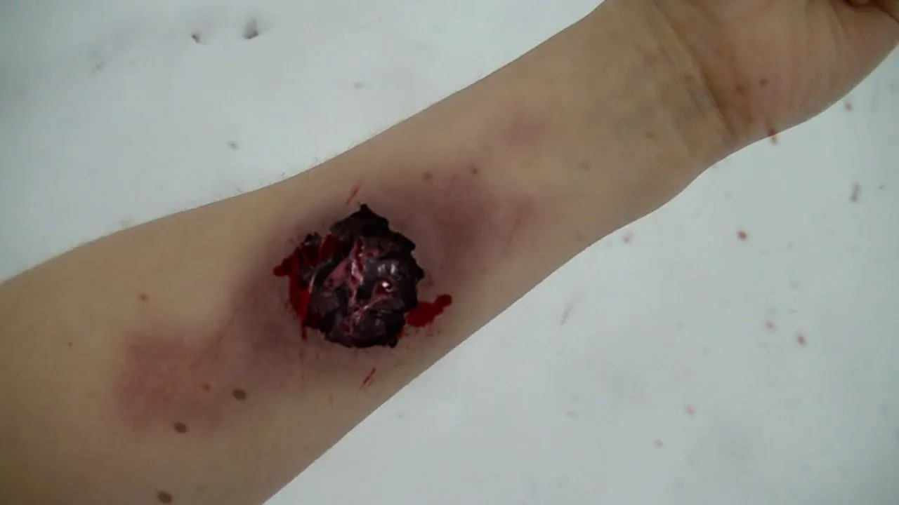 C4D与AE寄生虫特效制作视频教程 Creating an Infectious Skin Parasite in CINEMA 4D and After Effects