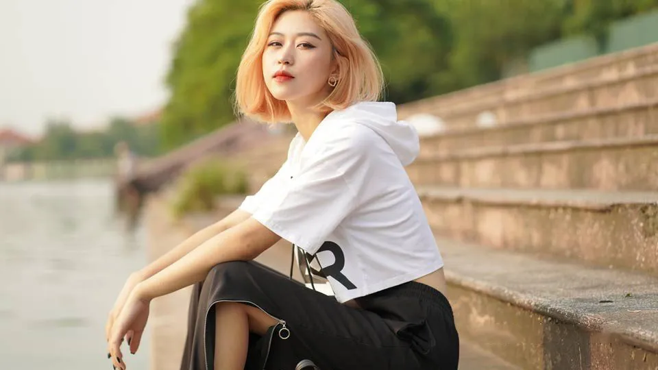 16张戴耳机的短发美女人像写真摄影原片RAW原片素材