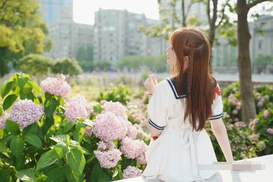 2张女孩绣球花人像写真摄影练习原片RAW原片素材+xmp调色预设