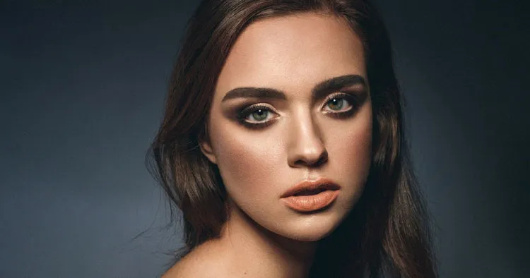 润色师Marcin Mikus在Photoshop中的高级棚拍工作室人像修饰教程 Advanced Studio Portrait Retouching in Photoshop